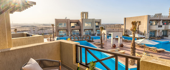Vom Balkon reicht der Blick über die Poollandschaft und Hotelanlage des True Beach Village bis in die weite Wüstenlandschaft von Marsa Alam.