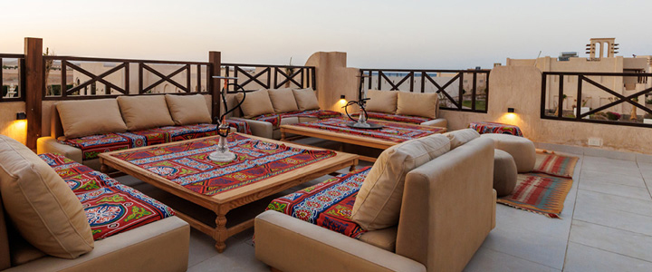 Die gemütliche Rooftop-Lounge des True Beach Village liegt über den Dächern. Warme Farben und bequeme Loungemöbel prägen die Dachterrasse.