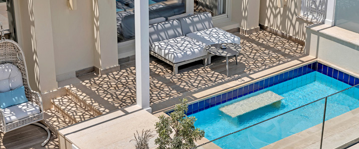 Des Steigenberger Pure Lifestyle bietet einen privaten Pool auf den großzügigen Terrassen. Sonnenliegen und Meerblick ergänzen den Außenbereich.