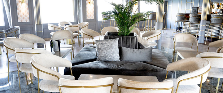 Der lichtdurchflutete Loungebereich der MS Nile Excellence lädt mit hellen, einladenden Möbeln zum entspannten Verweilen an Bord ein.
