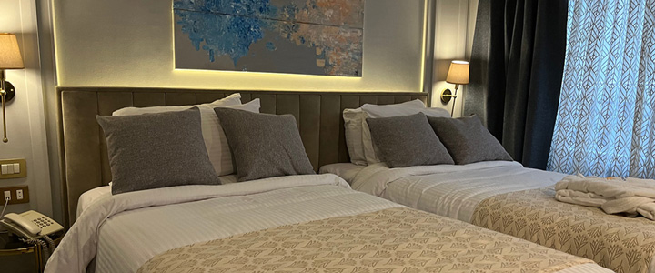 Die stilvoll beleuchtete Doppelkabine der MS Nile Excellence bietet ein komfortables Ambiente mit harmonischer Einrichtung und viel Raum zum Wohlfühlen.